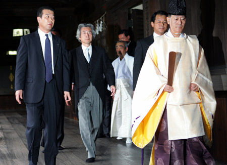 Japan PM Koizumi visits war shrine 