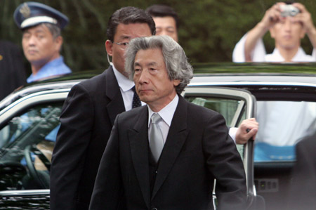 Japan PM Koizumi visits war shrine