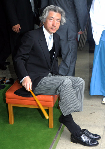 Japan PM Koizumi visits war shrine