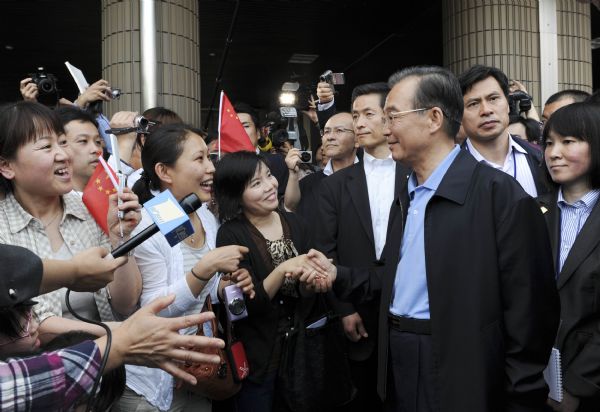 Chinese Premier Wen Jiabao (R front) chats with Chinese overseas at a gymnasium serving as a makeshift shelter in Fukushima, Japan, May 21, 2011. Fukushima was hit hard by the earthquake and tsunami on March 11. Premier Wen visits disaster-ravaged Fukushima