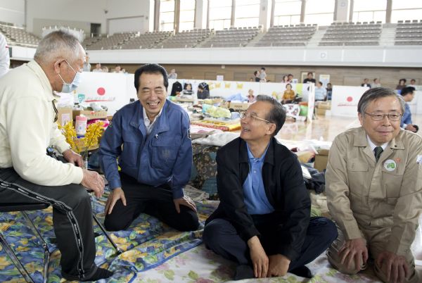 Chinese Premier Wen Jiabao (2nd R), accompanied by his Japanese counterpart Naoto Kan (2nd L), visits disaster victims at a gymnasium serving as a makeshift shelter in Fukushima, Japan, May 21, 2011. Fukushima was ravaged by a powerful earthquake and devastating tsunami on March 11. Premier Wen visits disaster-ravaged Fukushima