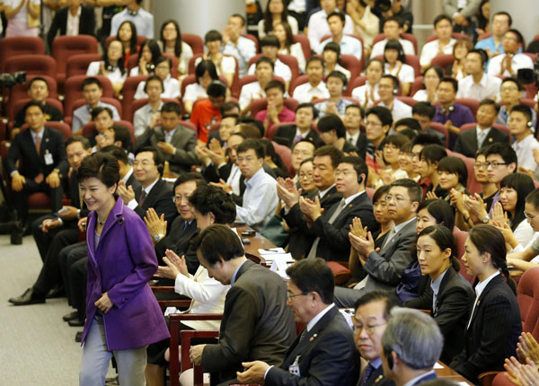 Attendees applaud as South Korea's President Park Geun-hye (bottom L) walks toward the stage to deliver her address at Tsinghua University during her state visit to China in Beijing June 29, 2013. Park delivers speech at Tsinghua University
