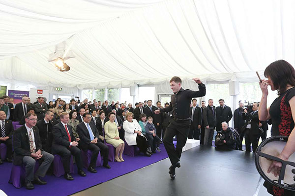 Premier, Irish PM tour dairy farm