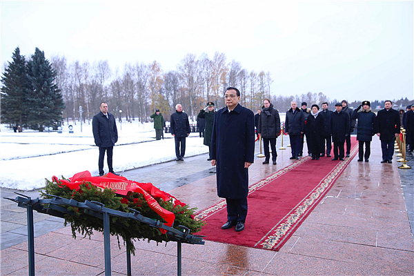 Premier Li pays tribute to martyrs at cemetery in St. Petersburg