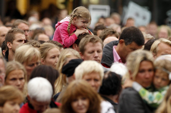 Norwegians mourn massacre victims in silence