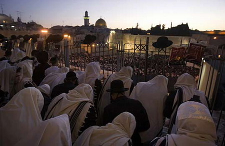 Jews offer prayers for the sun