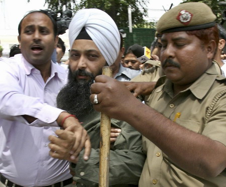 Indian minister targeted by copycat shoe thrower