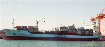 US warship watches Somali pirates with US hostage