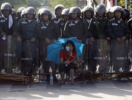 Thai govt declares emergency