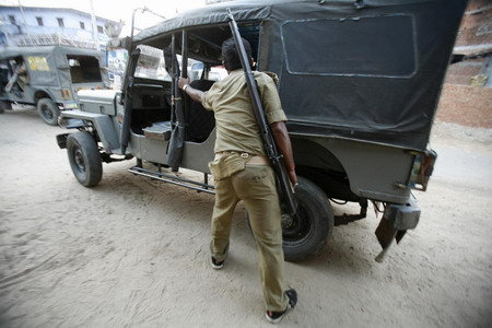 India's polls open with no clear favorite