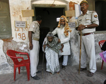 India starts marathon vote, weak coalition seen