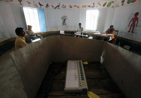 India starts marathon vote, weak coalition seen