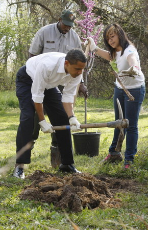 Obama plants Earth Day tree