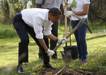 Obama plants Earth Day tree