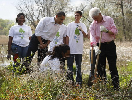 Obama plants Earth Day tree