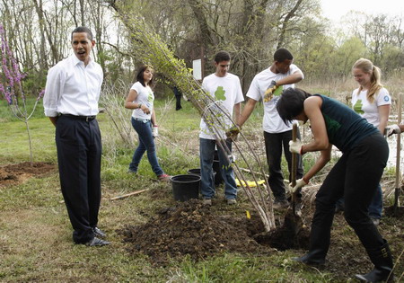 Obama plants Earth Day tree