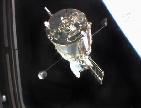 Storms keep space shuttle up extra day