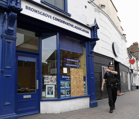 Two more MPs to step down in UK expenses row