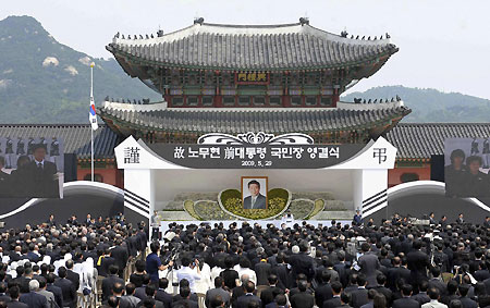 S. Korean president attends Roh's funeral with grim looks