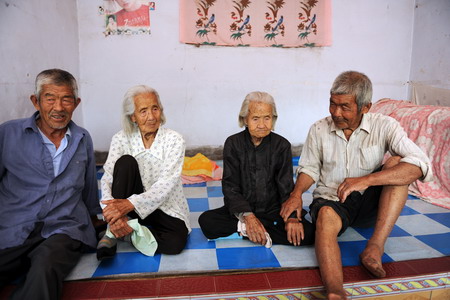 104-yr-old sisters, world's oldest twins