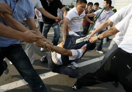 Protest down-spirals into chaos at Ssangyong