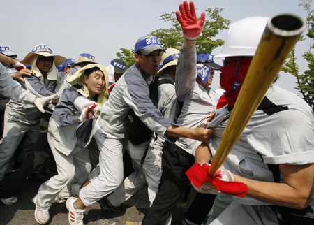Protest down-spirals into chaos at Ssangyong