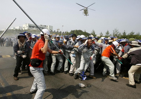 Protest down-spirals into chaos at Ssangyong