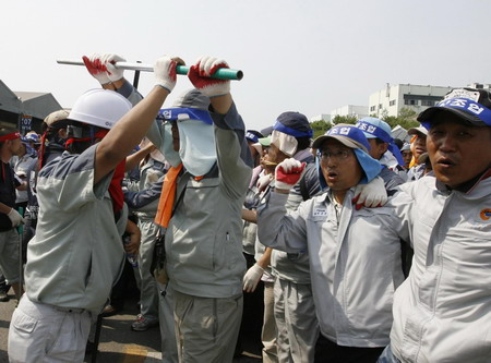 Protest down-spirals into chaos at Ssangyong