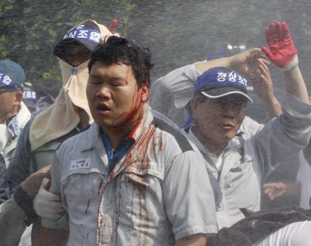 Protest down-spirals into chaos at Ssangyong