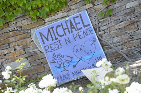 Report: Jackson's will puts assets in trust