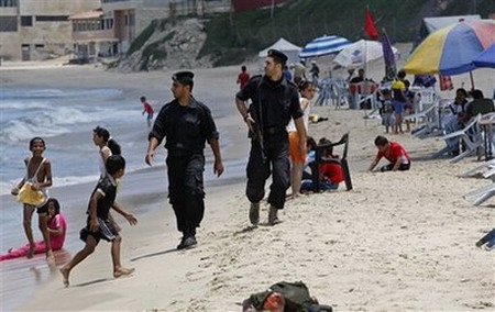 Hamas tries to detain woman walking with man