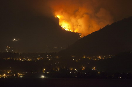 Thousands flee Canadian forest fire
