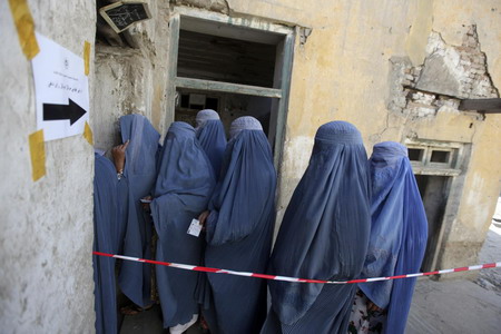Defiant Afghans vote despite violence