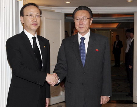 DPRK envoys hold talks with ROK minister