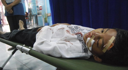 Strong Indonesia quake kills 32, damages 1,300 homes