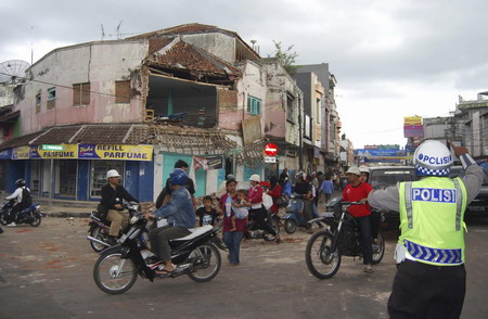 Strong Indonesia quake kills 32, damages 1,300 homes