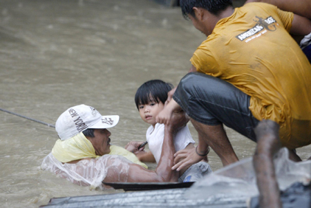 Thousands flee heavy philippines rain, flooding