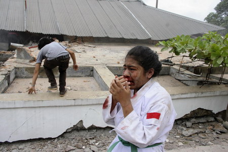 Strong Indonesia quake kills 200, traps thousands