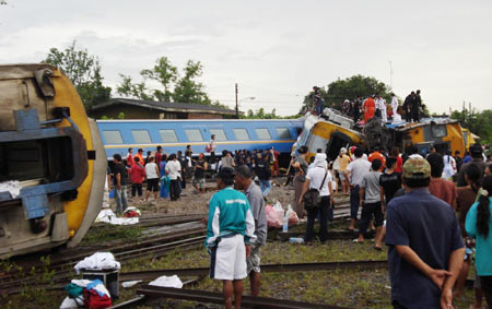 Thai train derails, killing 8 people