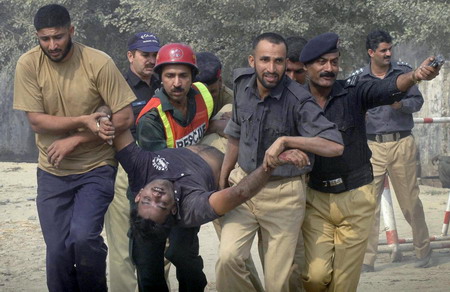 Gunmen, bombs hit 5 sites in Pakistan, 39 die