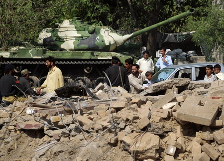 Gunmen, bombs hit 5 sites in Pakistan, 39 die