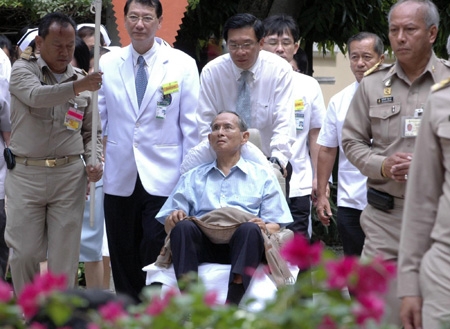 Thai king makes 1st appearance in more than a month