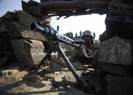 Pakistan military closes in on Taliban stronghold