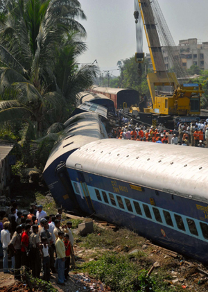 Train derails near Mumbai, injuring 12