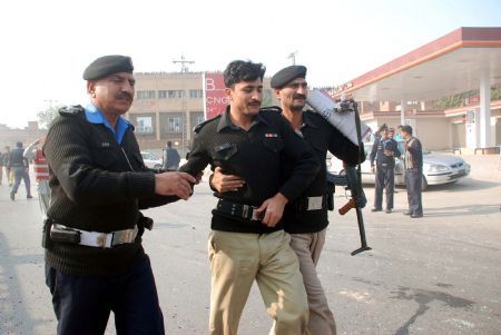 Death toll in Peshawar blast hits 11