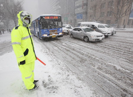 Heavy snow blankets Seoul