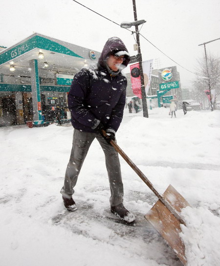 Heavy snow blankets Seoul