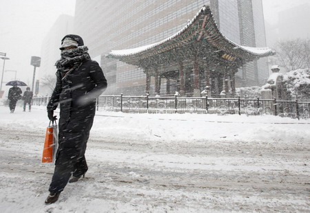 Heavy snow blankets Seoul