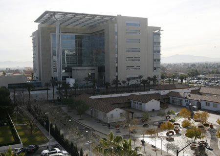 Court officer, gunman killed in Las Vegas shooting