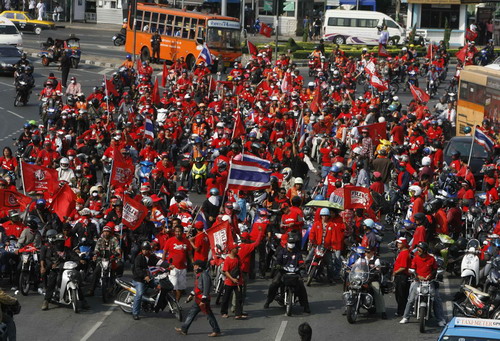 Thai protesters vow to spill their own blood